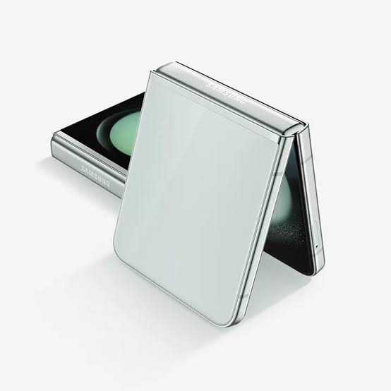 Samsung Galaxy Z Flip 5 256GB - Image 2